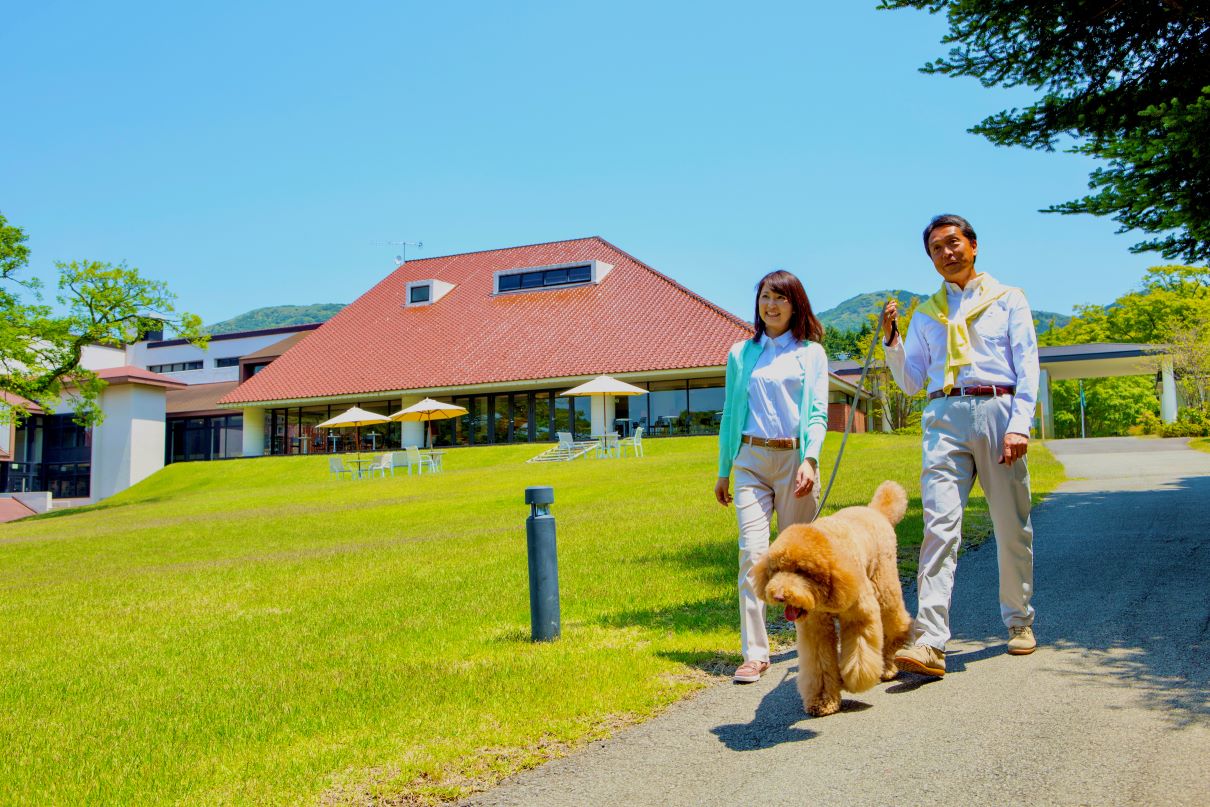 「【2024年版】愛犬と過ごす箱根旅へ！ペットと泊まれる箱根の宿 10選［PR企画］」のメイン画像